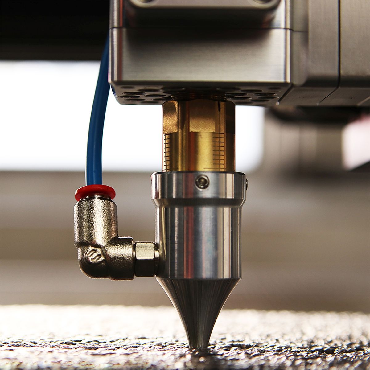 Cabeçote de corte a laser CNC cortando chapa metálica