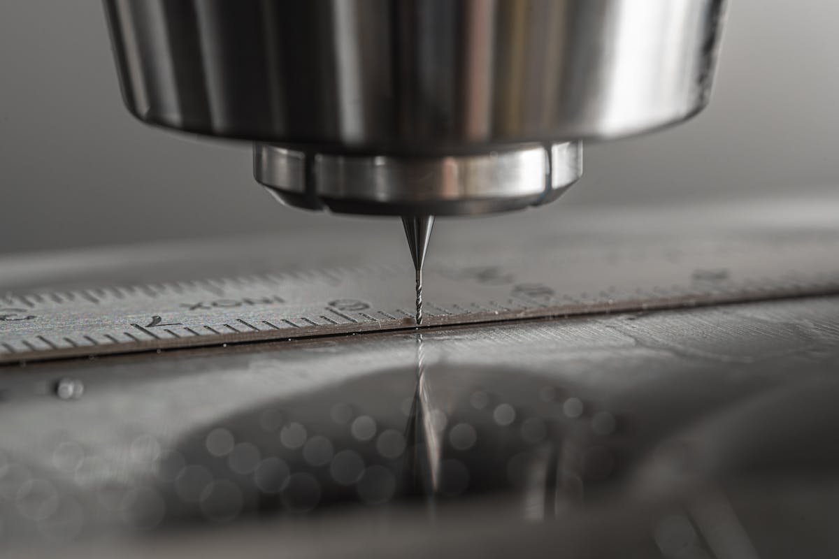 Fresa CNC usinando peça metálica com precisão