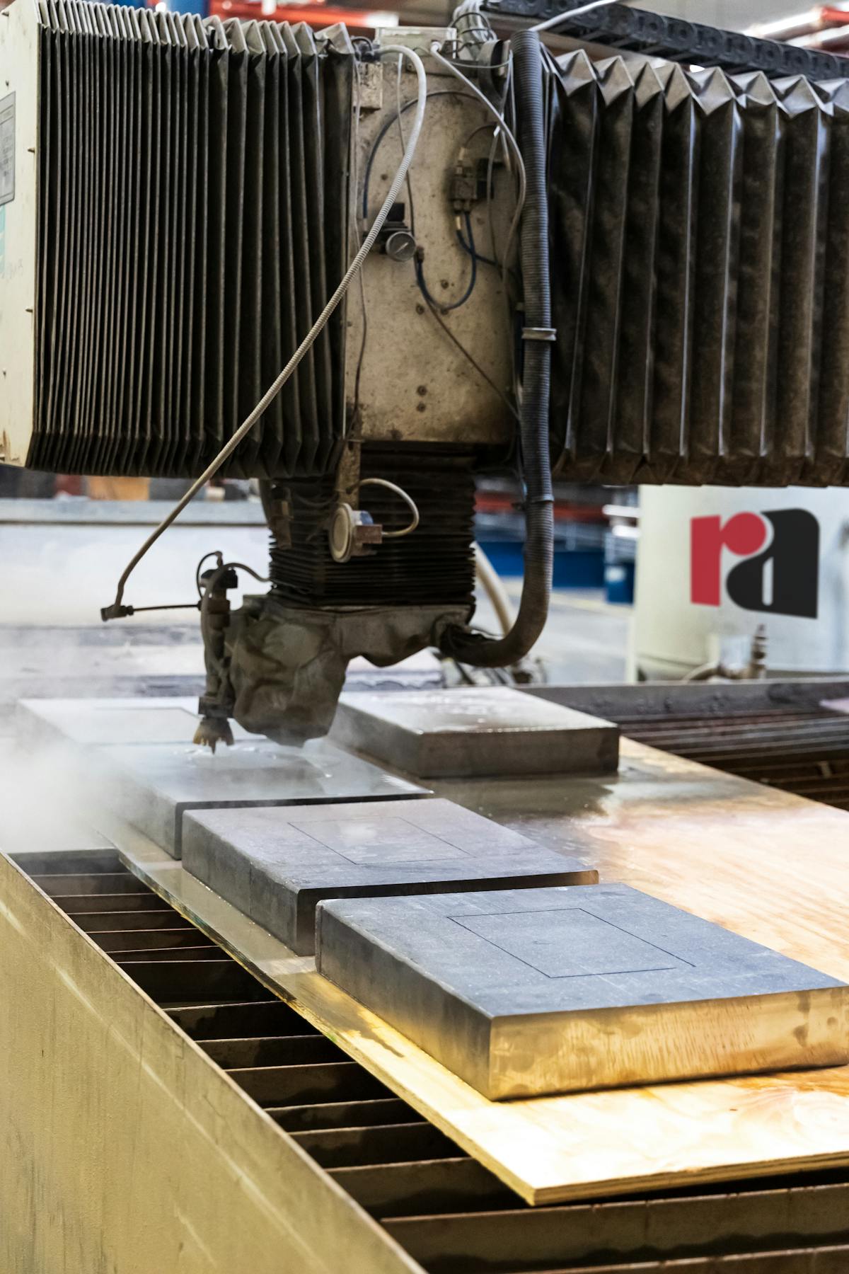 Máquina CNC cortando chapas de metal na Argos Industrial
